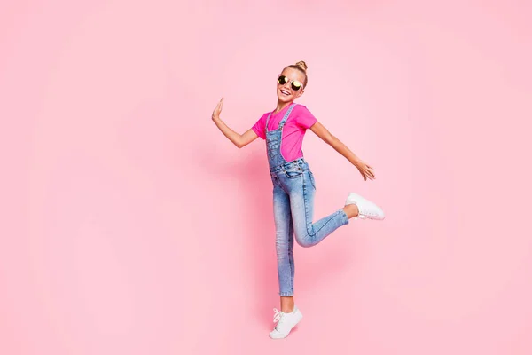 Volledige lengte lichaam grootte foto van leuke schattig opgewonden extatisch schoolmeisje dansen terwijl het hebben van vakantie geïsoleerd over pastel kleur achtergrond — Stockfoto