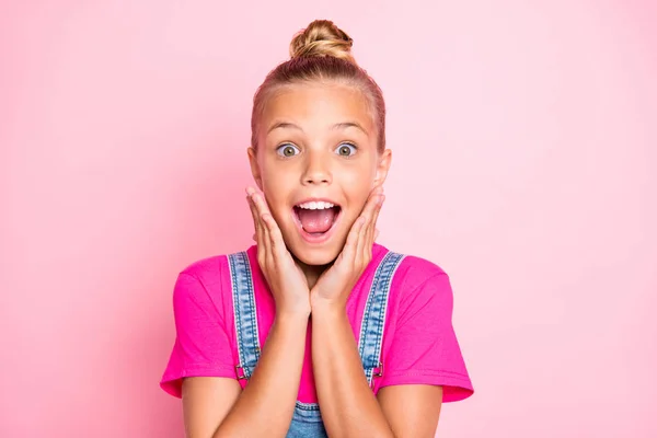 Close up foto de alegria encorajou gritando menina gritando em voz alta vestindo fuchsia t-shirt isolado sobre fundo cor pastel — Fotografia de Stock