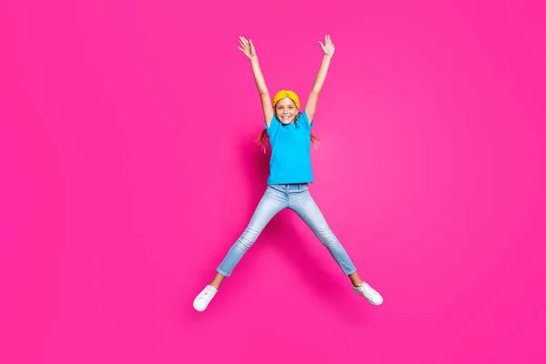 Volledige grootte foto van leuke positieve vrolijke dromerige kind sprong verhogen haar handen genieten van zomer weekends vakantie slijtage felle kleur outfit geïsoleerd over fuchsia kleur achtergrond — Stockfoto