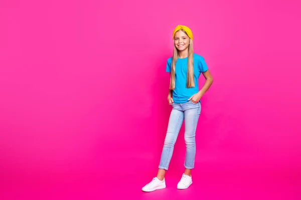 Full storlek foto av glad positiv tjej känner rolig funky ha kul lyssna titta på hennes vänner njuta vårsemester bära ljusa kläder sneakers isolerade över rosa färg bakgrund — Stockfoto