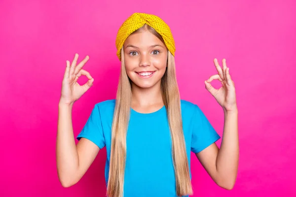 Retrato de niño alegre positivo mostrar símbolo bien elegir anuncios decidir promoción seleccionar sugerir futuro promotor concepto desgaste azul traje amarillo diadema aislado sobre fondo de color fucsia —  Fotos de Stock