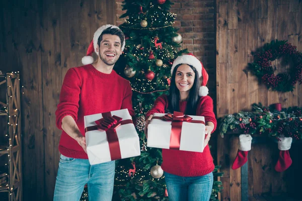 Retrato de agradable atractivo amable amable amable generoso alegre cónyuges casados alegres pasar costumbre poner el manejo de la compra en el loft decorado interior de madera de ladrillo industrial estilo — Foto de Stock