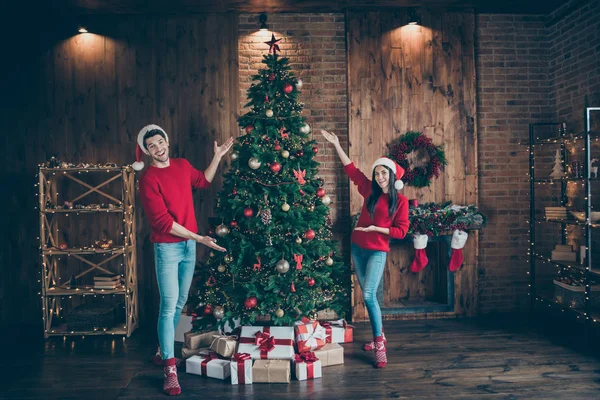 로맨틱 한 두 사람 배우자의 전체 길이 사진은 실내 X-마스 장식 새해 조명의 전체 집에서 장식 크리스마스 트리를 완료 보여줍니다 — 스톡 사진