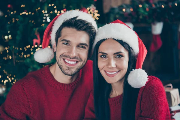 Foto de cerca de dos románticas personas casadas disfrutando de la Navidad celebran las vacaciones de Navidad con sombrero de año nuevo en casa con la decoración de noel luces de año nuevo en el interior —  Fotos de Stock