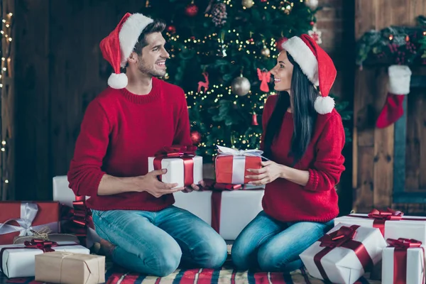 Profilová boční fotografie dvou veselých lidí dávají x-mas balíčky oslavovat Vánoce čas prázdnin dovolená na plépomoc přikrývkou v domě se stálezelenou jedle stromovým osvětlením uvnitř — Stock fotografie