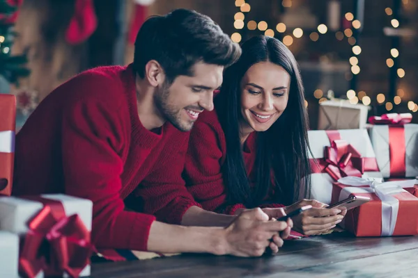Zamknij się zdjęcie dwóch romantycznych ludzi leżącego na podłodze z pudełka upominkowe za pomocą urządzenia patrząc Blogi cieszyć Noel x-mas święta Bożego Narodzenia w domu pełnym nowyroku światła w pomieszczeniu — Zdjęcie stockowe