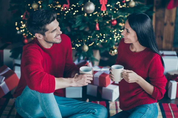 Porträt seiner er sie schön attraktiv schön fröhlich gut gelaunt besten engen Freunden sitzen auf Bettdecke verbringen Urlaubstag Tagtraum Wochenende Winterzeit im dekorierten Loft im industriellen Stil Interieur — Stockfoto