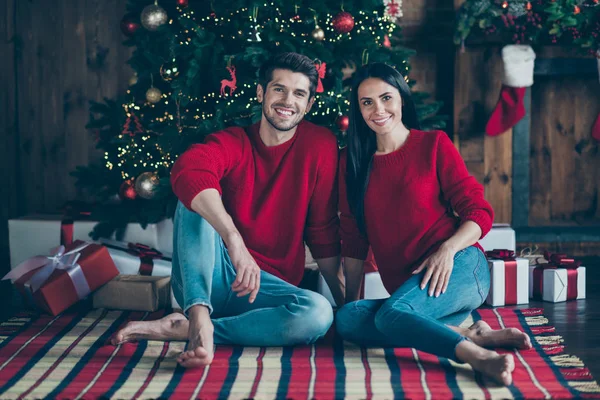 Retrato de su ella ella agradable atractivo encantador alegre alegre alegre casados cónyuges vida socios sentado en edredón pasar vacaciones en el interior de ladrillo industrial loft decorado interior — Foto de Stock