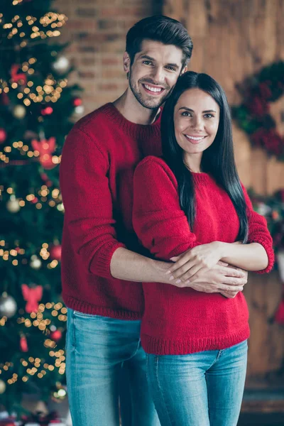 Portrait de romance romantique beau couple étreinte près de l'arbre de Noël le matin profiter de fête noel événement dans la maison avec des lumières d'éclairage x-mas à l'intérieur — Photo