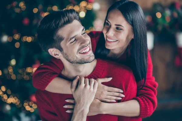 Foto de cerca de dos personas romántico hombre y mujer de ensueño abrazo suavemente a cuestas en casa con luces de decoración de año nuevo en el interior disfrutar de vacaciones de Navidad x-mas vacaciones —  Fotos de Stock