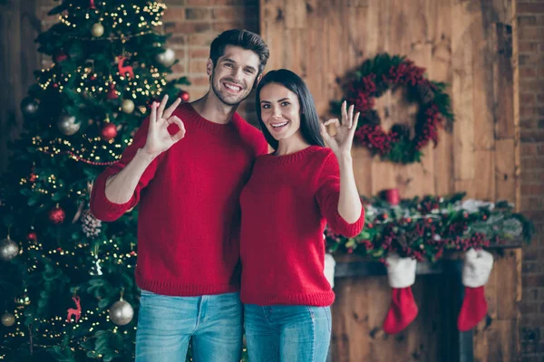 Portrait de deux couples romantiques montrant ok signe profiter de Noël x-mas événement debout à l'intérieur dans la chambre avec noel nouvelle année décoration chaussette maison — Photo