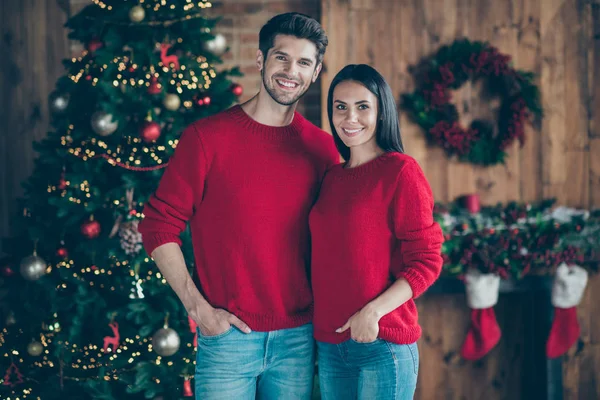Retrato de duas pessoas românticas homem e menina desfrutar de férias de Natal x-mas feriados de pé perto de abeto evergreen árvore noel decoração em casa dentro de casa — Fotografia de Stock