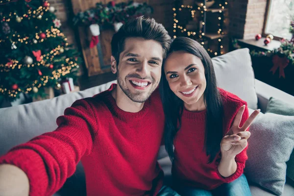 Κορυφή πάνω γωνία φωτογραφία δύο άτομα ρομαντικός τύπος και κυρία κάνουν v-πινακίδες selfie έχουν Χριστουγεννιάτικες διακοπές x-mas διακοπές κάθονται στο ντιβάνι στο σπίτι με το νέο έτος διακόσμηση σε εσωτερικούς χώρους — Φωτογραφία Αρχείου
