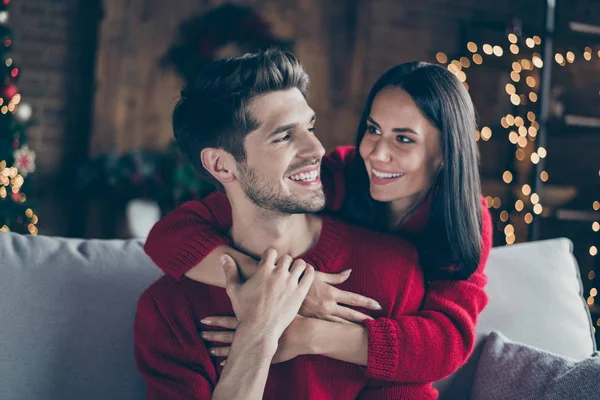 Gros plan portrait de son il elle belle belle charmante douce douce gaie gaie époux mariés câlins dépenses veille noel dans loft décoré style industriel intérieur — Photo