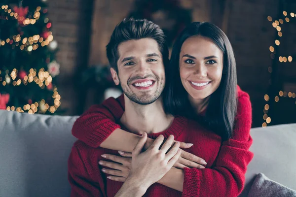 Close up foto de romântico casado juventude abraço piggyback no ano novo Natal x-mas férias sentar-se no divã em casa decorativa dentro de casa — Fotografia de Stock