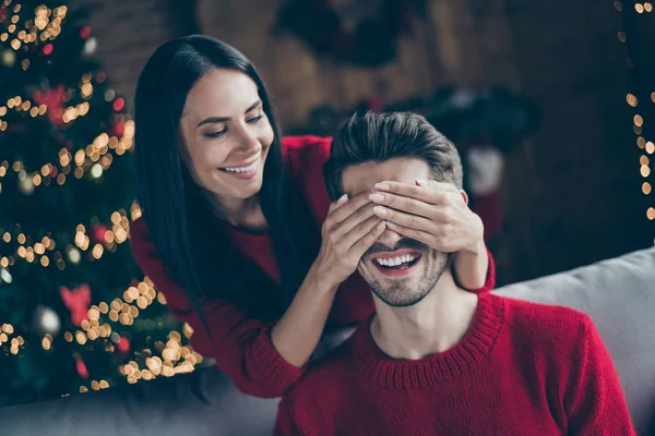 Zbliżenie portret jego on ona ona miły atrakcyjny piękny słodki wesoły wesoły zadowolony żonaty małżonkowie Latin Hiszpanie dziewczyna zamknięcie faceci oczy Eve Noel w dekorowane Loft w stylu industrialnym wnętrze wewnątrz — Zdjęcie stockowe