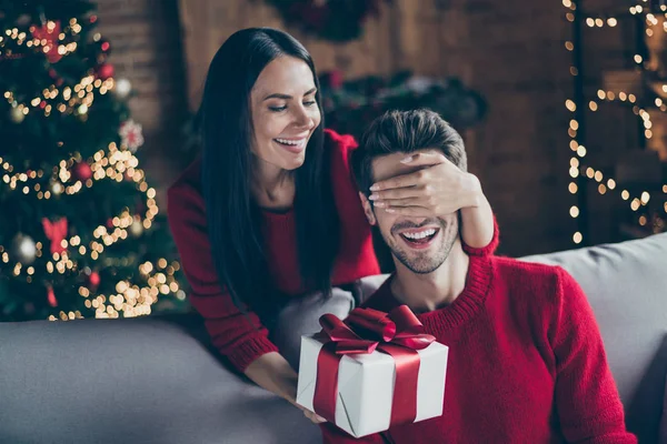 Close-Up portréja ő ő szép vonzó szép bájos vidám vidám házas házastársak lány, amely előkészített Eve Noel ajándék díszített Loft ipari stílusú belső térben — Stock Fotó