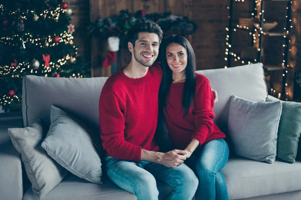 Retrato de su ella ella agradable atractivo encantador dulce adorable dulce alegre alegre alegre casados cónyuges sentados en diván de la mano en decorado loft interior de estilo industrial — Foto de Stock