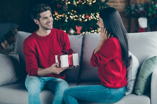 Foto lateral traseira de duas pessoas surpreendidas mulher receber pacote de sua namorada no Natal x-mas feriado sentar-se no divã em casa dentro de casa — Fotografia de Stock