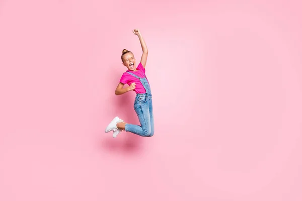 Foto de cuerpo entero tamaño de la chica alegre extática de moda regocijándose con la victoria saltando locamente aislado sobre fondo de color rosa pastel —  Fotos de Stock