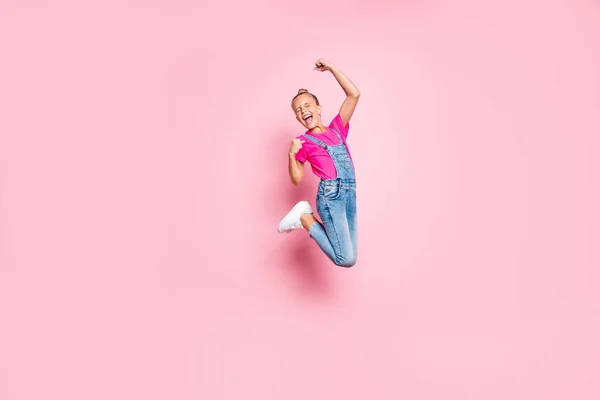 Wandte sich in voller Länge Körpergröße Foto von fröhlich nett aufgeregt Schulmädchen aufspringen jubelnd tragen Jeans-Jeans-T-Shirt isoliert über pastellfarbenem Hintergrund — Stockfoto