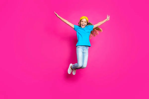 Ik geloof dat ik kan vliegen. Volledige lengte foto van grappige funky Kid Jump raise handen zoals vleugels stel ze is vogel genieten voelen verheugen slijtage denim jeans outfit sneakers geïsoleerd over roze kleur achtergrond — Stockfoto