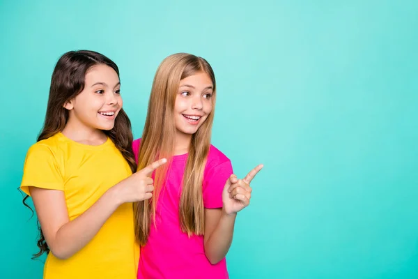 Foto av två casual flickor har märkt något intressant medan isolerade med kricka bakgrund — Stockfoto
