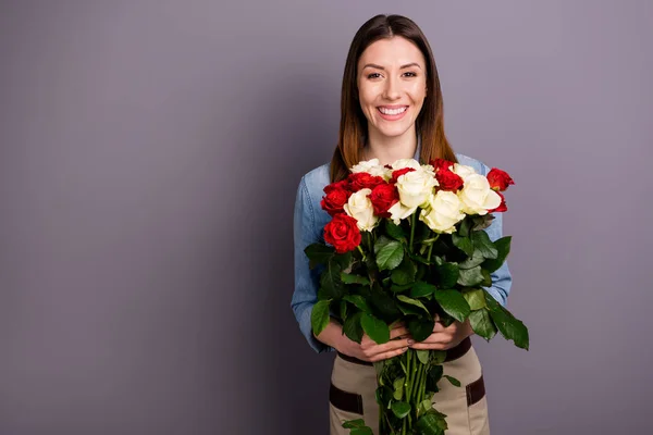 Retrato de positivo alegre pequeno negócio orangery proprietário mulher segurar buquê dar cliente oferta natural objeto desgaste avental roupa isolada sobre fundo de cor cinza — Fotografia de Stock