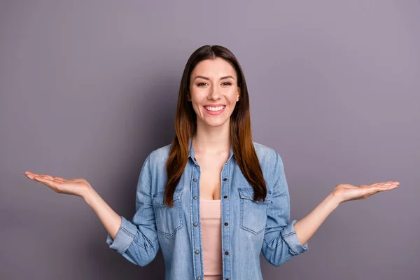 Portrét pozitivní veselo dáma přidržuje ruku doporučovat prodejní slevy opotřebení džíny šaty izolované přes šedé pozadí barvy — Stock fotografie
