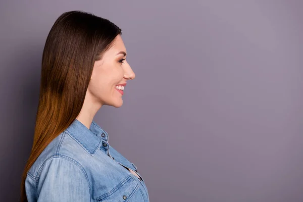 Perfil lado de la foto de la señora alegre positivo sentir contenido tienen fines de semana tiempo libre usar vaqueros ropa de moda vaquero aislado sobre fondo de color gris — Foto de Stock