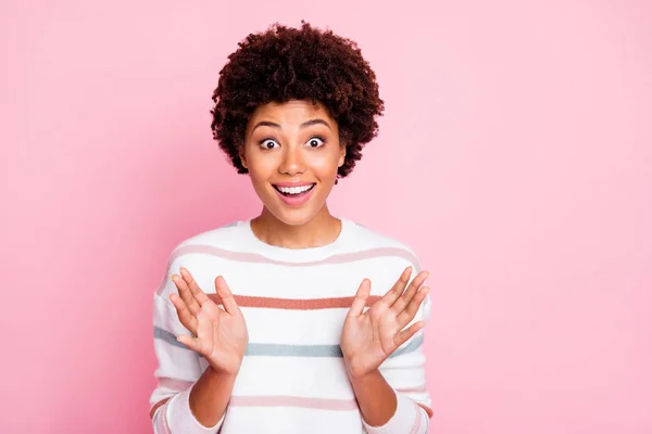 Closeup foto de engraçado escuro pele senhora no melhor humor ouvir notícias sobre preto sexta-feira compras desgaste branco listrado pulôver isolado cor rosa fundo — Fotografia de Stock