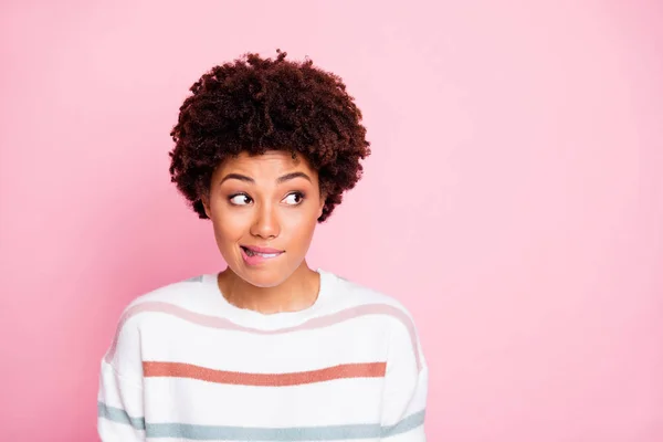 Fotó az aggódó gondolkodás találgatás fekete lány harapós ajka bámult el üres hely félreértés arckifejezése elszigetelt több mint rózsaszín pasztell színű háttér — Stock Fotó