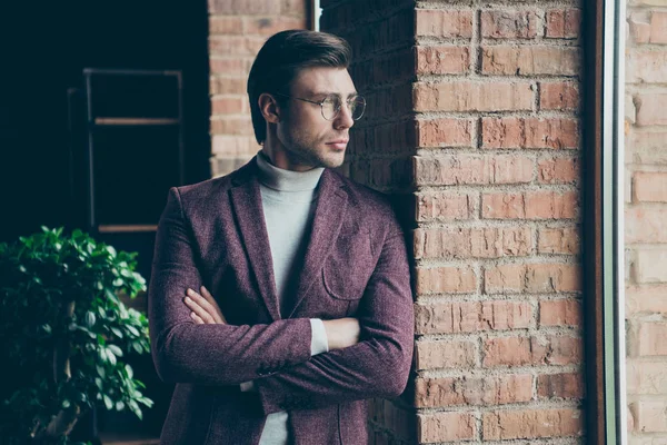 Foto de incrível cara de negócios machista com braços cruzados olhando janela sonhador pensativo desgaste elegante blazer com gola alta inclinando parede no quarto de escritório moderno — Fotografia de Stock