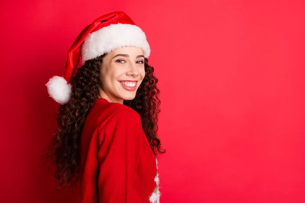 Pohled na stranu s výhledem z pohledu na její portrét hezká půvabná, roztomilá, veselá a vlnitá Santa dívka, která si užívala krásné tradice, izolovaná na zářivě živém světle zářivé červené barevné pozadí — Stock fotografie
