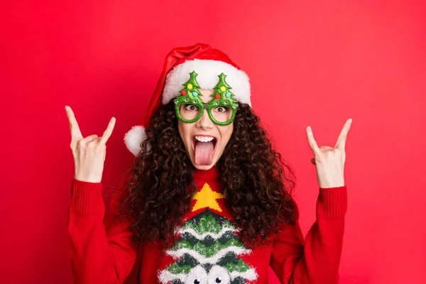 Fotografie hrubé vlnité dámy chlazení na x-mas Rock koncert show rohy nosí Stážé stromy forma specifikace Santa Hat a pletený pulovru izolované červené barevné pozadí — Stock fotografie