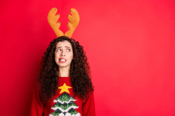 Portrét negativní legrační funky dívka pohled na sobí čelenka nelíbí x-mas téma party kostým nosit sezónní trendy tradiční svetr s vánoční stromeček dekor izolované červené barvy pozadí — Stock fotografie