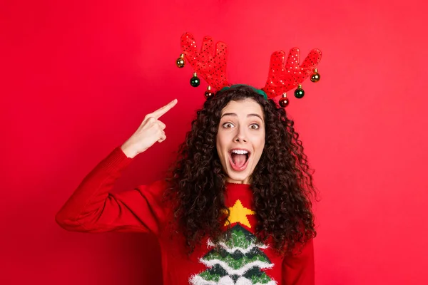 我是鲁道夫肖像搞笑时髦兴奋疯狂的女孩准备主题 x-mas 党尖叫哇点在她的驯鹿头带穿圣诞树装饰风格毛衣孤立的红色背景 — 图库照片