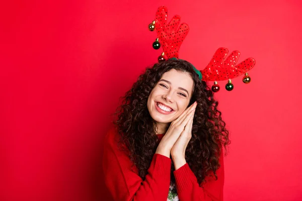 Portrét veselý legrační funky bruneta kudrnaté vlasy dívka připravena na Vánoce novoroční party čekat očekávat x-mas tradice její dárek současné překvapení nosit trendy svetr izolované červené barvy pozadí — Stock fotografie