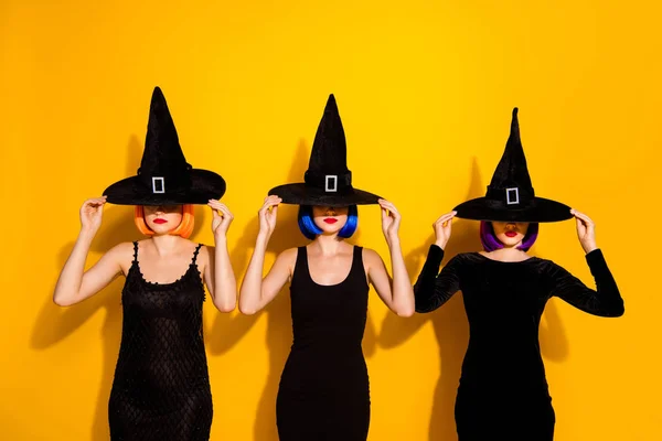 Photo de trois fantastiques déguisement hanté diable macabre mal charmé dames cachant leurs visages ne veulent pas vous regarder isolé fond de couleur vive — Photo