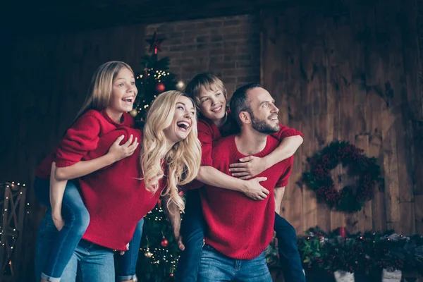 Fotoğraf tam dört üye aile baba anne kardeş kardeş birlikte x-mas zaman harcama piggyback kapalı bekleyen akrabaları birleşme ziyaret kırmızı kazak giymek — Stok fotoğraf