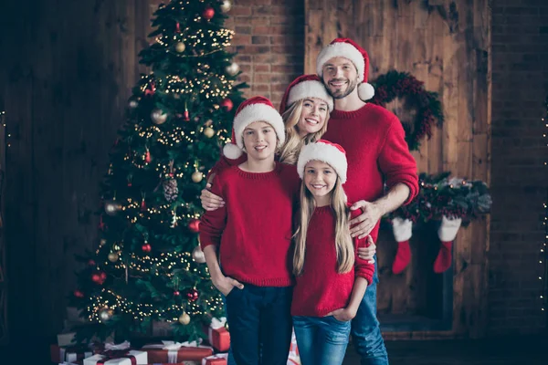 Frohe Weihnachten und ein glückliches neues Jahr.Foto von Papa Mama Schwester Bruder hat beste Weihnachten zusammen in der Nähe Girlandenbaum drinnen tragen Weihnachtsmützen und rote Pullover — Stockfoto
