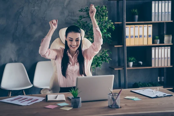 Foto van vreugde mooie aantrekkelijke ceo merken haar bedrijf op de top van de verkoop van dit jaar zitten voor de computer grote hoeveelheid inkomsten — Stockfoto