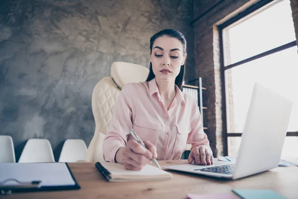 Tief unter Winkel Ansicht Foto von ernsthaften fokussiert attraktive ceo Benachrichtigung einige wichtige Informationen in ihrem Notizblock nach dem Interview Mitarbeiter — Stockfoto