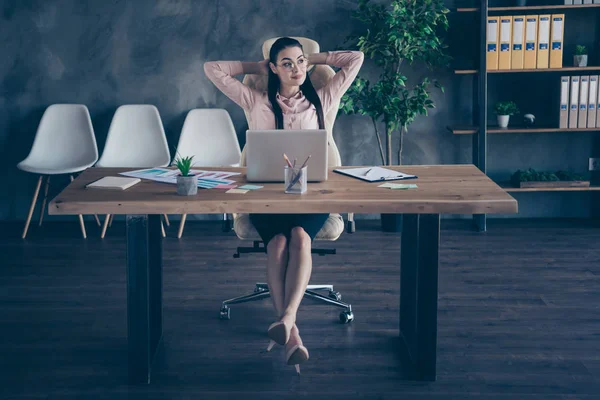 Full längd kroppsstorlek foto av glada leende stolt affärskvinna tittar bort drömmer om befordran sitter på hennes skrivbord avkopplande arbete — Stockfoto