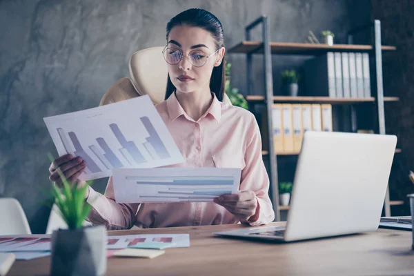 Baixo ângulo de visualização foto de belo gerente de escritório atraente comparando estatísticas de renda corporativa para o ano anterior e atual um dados contábeis — Fotografia de Stock