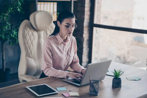 Foto de hermosa desarrolladora atractiva interesada cansada de la jornada laboral centrada en la búsqueda de nueva información sobre su ocupación — Foto de Stock