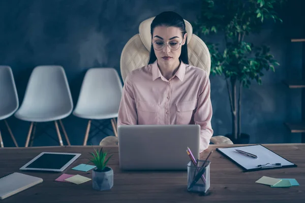 Foto do ceo corporativo ponderando sobre o desenvolvimento corporativo olhando para a tela do laptop vestindo óculos — Fotografia de Stock