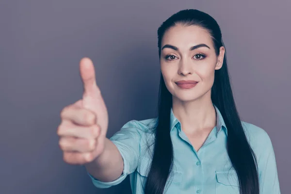 Close-Up portréja ő szép kinézetű vonzó szép bájos tartalom hosszú hajú lány, amely thumbup ad hirdetés jó döntést elszigetelt mint szürke lila lila pasztell színű háttér — Stock Fotó