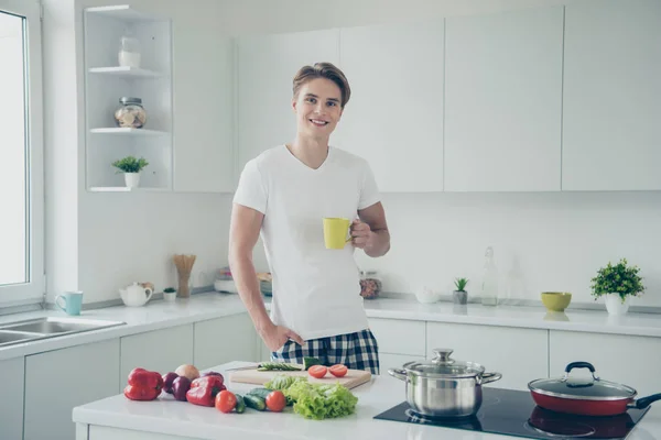 Retrato de seu agradável atraente bonito alegre confiante cara bebendo chá verde fazendo almoço no estilo moderno branco claro interior hotel dentro de casa — Fotografia de Stock