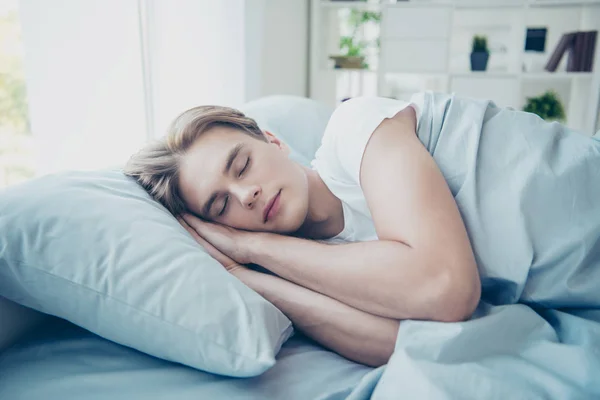 Close up foto di uomo calmo sognante ragazzo sdraiato sul letto dormire di notte hanno tempo libero vuole rilassarsi riposo dal giorno difficile in camera al chiuso — Foto Stock